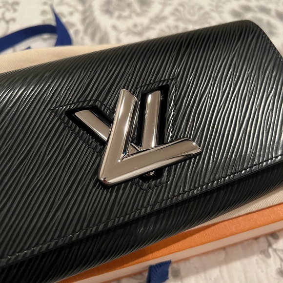 Louis Vuitton Epi Leather Twist Wallet - Picture 2 of 7